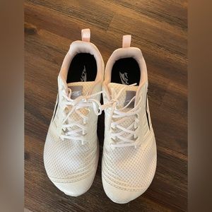 Women’s Altra solstice xt 2 running shoes- size 8.5